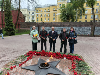 в Сквере Памяти Героев состоялась церемония возложения цветов к Вечному огню - фото - 3